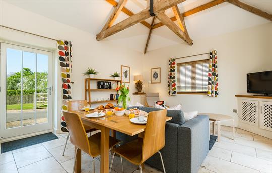 Coot Cottage dining space