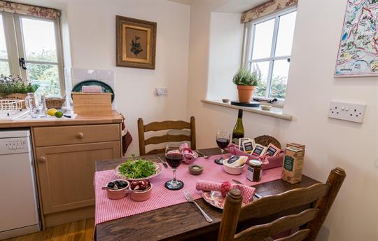 Ty Ucha'r Ffordd Dining 