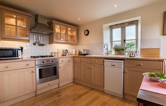 Ty Ucha'r Ffordd Kitchen