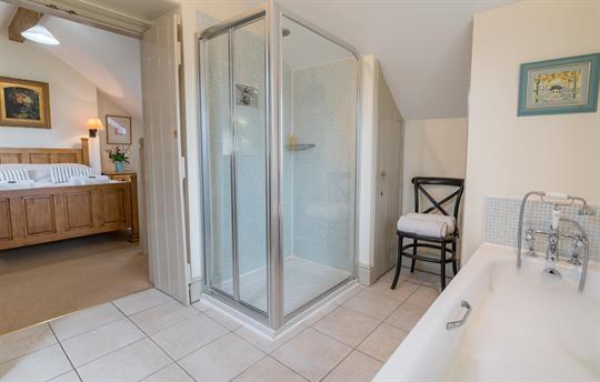 Ty Ucha'r Ffordd Bathroom