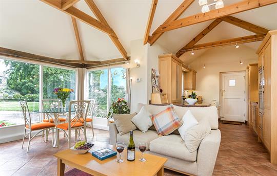 Open plan lounge/dining area